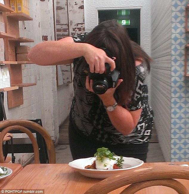 taking photographs of their food 7 Прежде чем съесть   сфотографируй