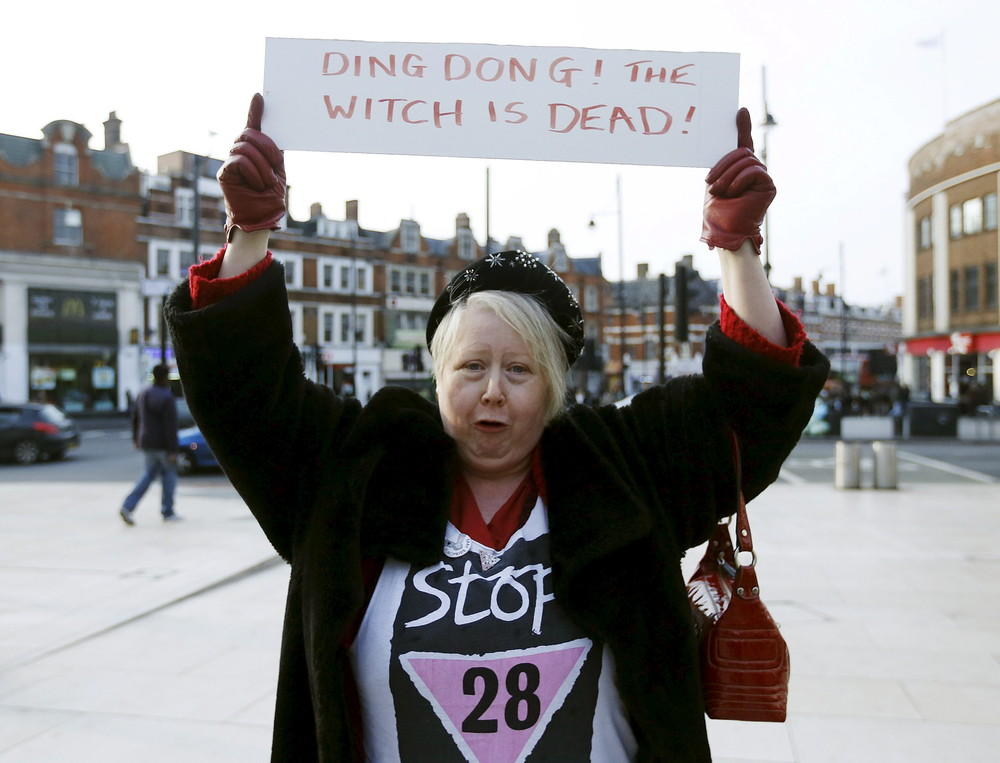  Старая ведьма умерла   в Британии демонстранты отпраздновали смерть Маргарет Тэтчер