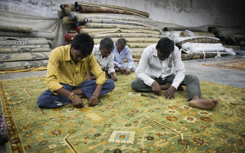 kakdelayutsakovrivIndii 4 800x499 Как делают ковры в Индии