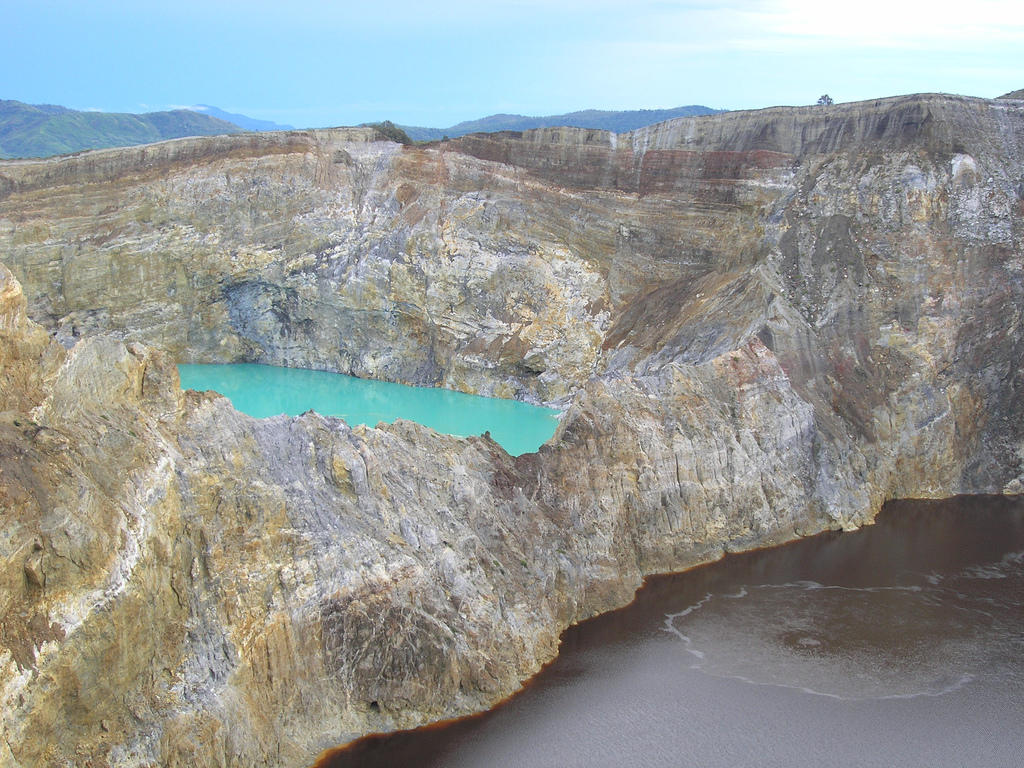 118777504 70f4c97531 b Уникальные трехцветные озера в кратере вулкана Келимуту