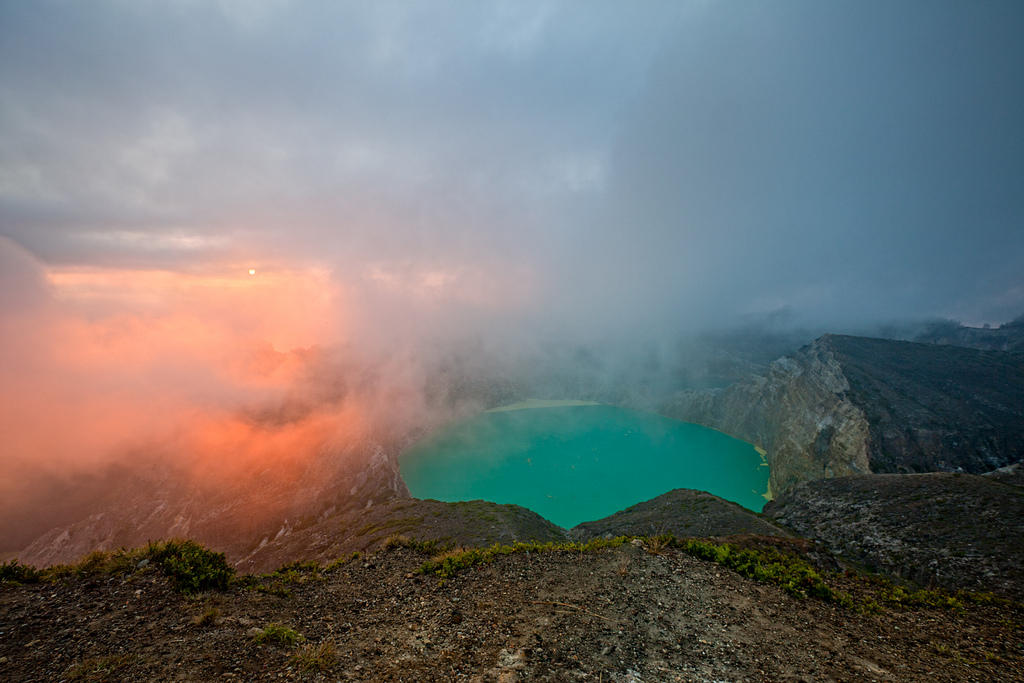 6061926651 4b37a48b05 b Уникальные трехцветные озера в кратере вулкана Келимуту