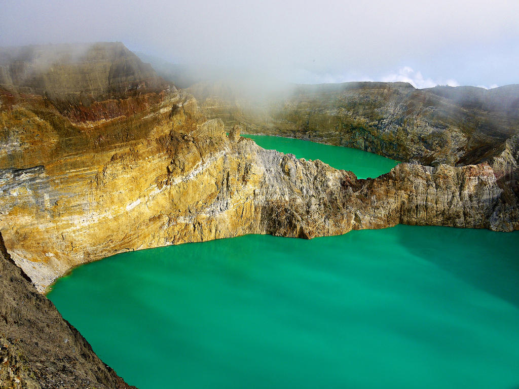 8701541772 b1c71da7c0 b Уникальные трехцветные озера в кратере вулкана Келимуту