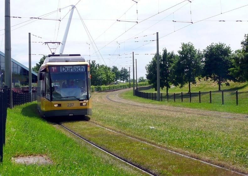 greentramway03 Зеленые трамвайные пути в Европе