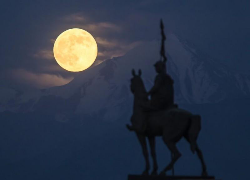 supermoon09 800x576 20 самых красивых фотографий «суперлуны» 2013