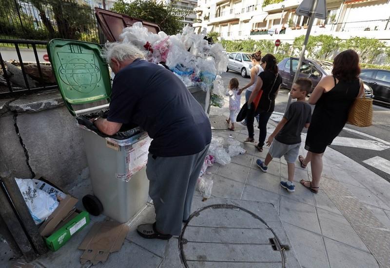 frenchman01 800x551 Французский пенсионер питается из мусорных контейнеров