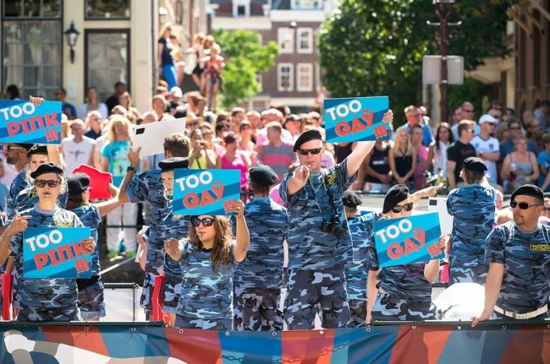 gayomon01 800x529 «Российский ОМОН» принял участие в гей параде в Амстердаме