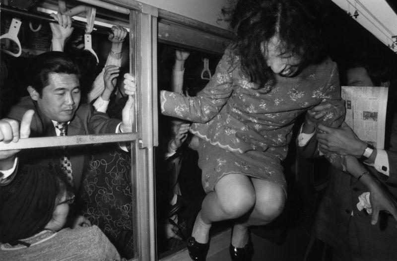 tokyosubway06 Что приходится терпеть пассажирам токийской подземки в час пик