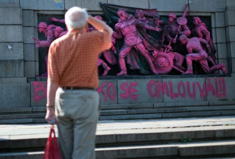 vandal04 800x542 В Софии раскрасили советских солдат