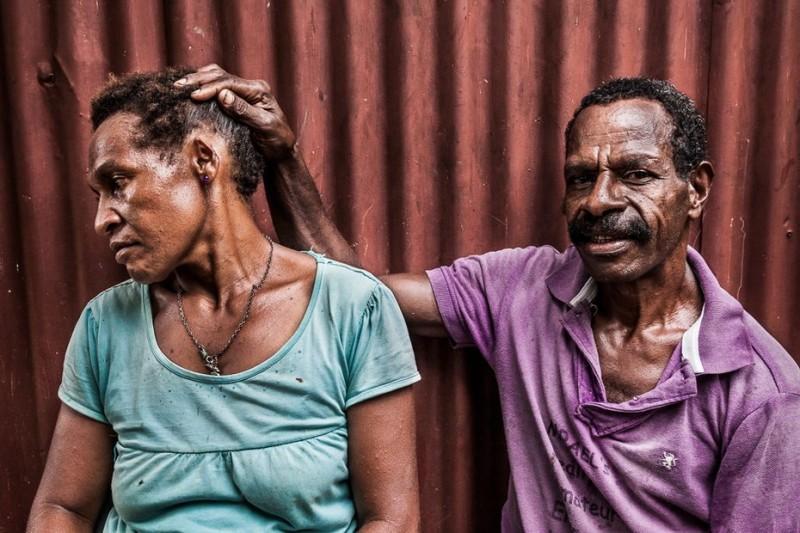 Ни дня без побоев: за что в Папуа Новой Гвинее ежедневно истязают женщин cruelty01 800x533 Ни дня без побоев: за что в Папуа Новой Гвинее ежедневно истязают женщин