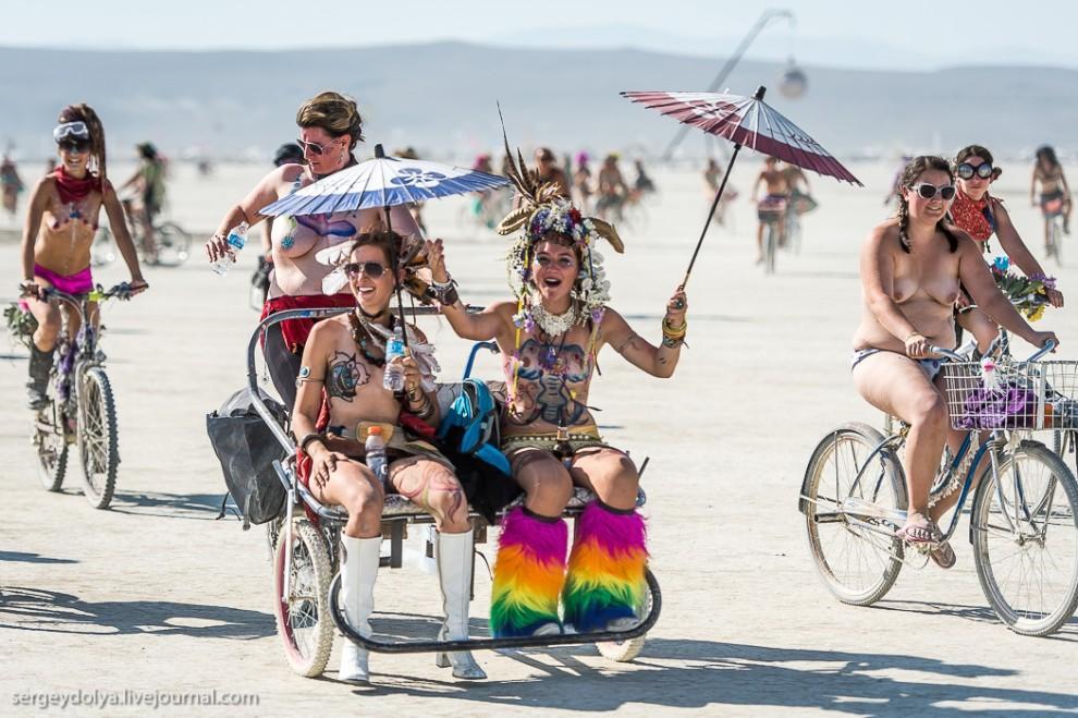 titsonburningman01 Burning Man 2013. 10 000 голых сисек в пустыне