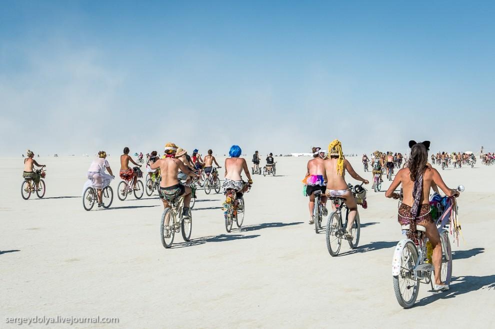 titsonburningman02 Burning Man 2013. 10 000 голых сисек в пустыне