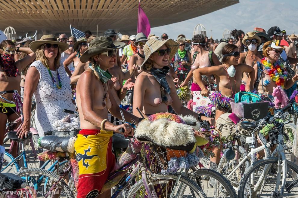 titsonburningman05 Burning Man 2013. 10 000 голых сисек в пустыне