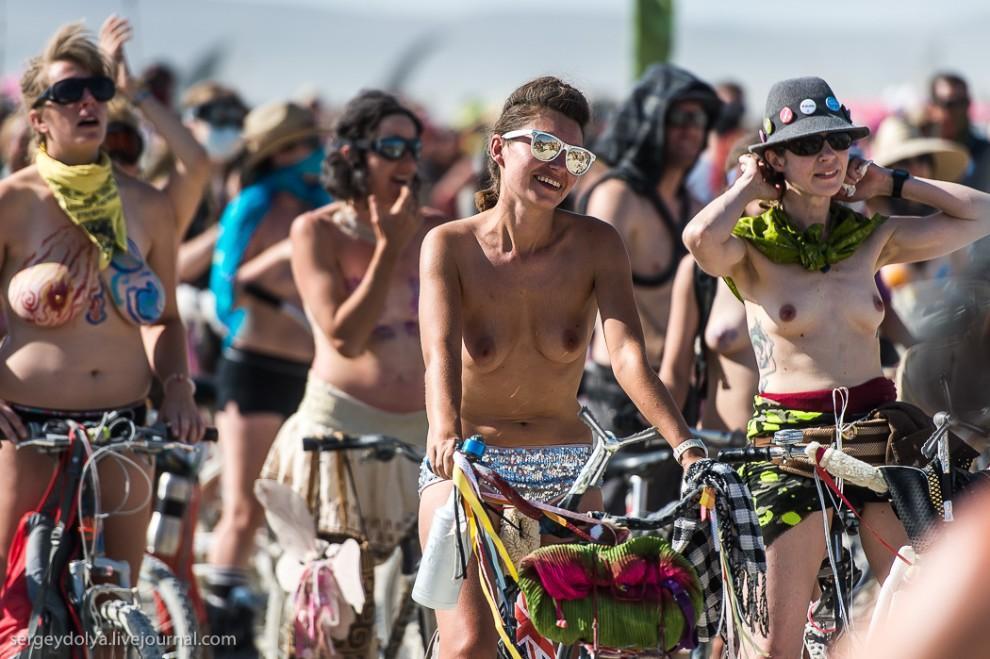titsonburningman06 Burning Man 2013. 10 000 голых сисек в пустыне