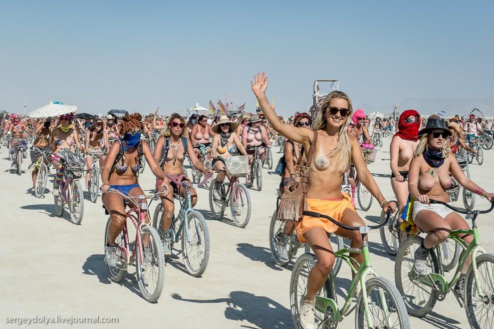 titsonburningman15 Burning Man 2013. 10 000 голых сисек в пустыне