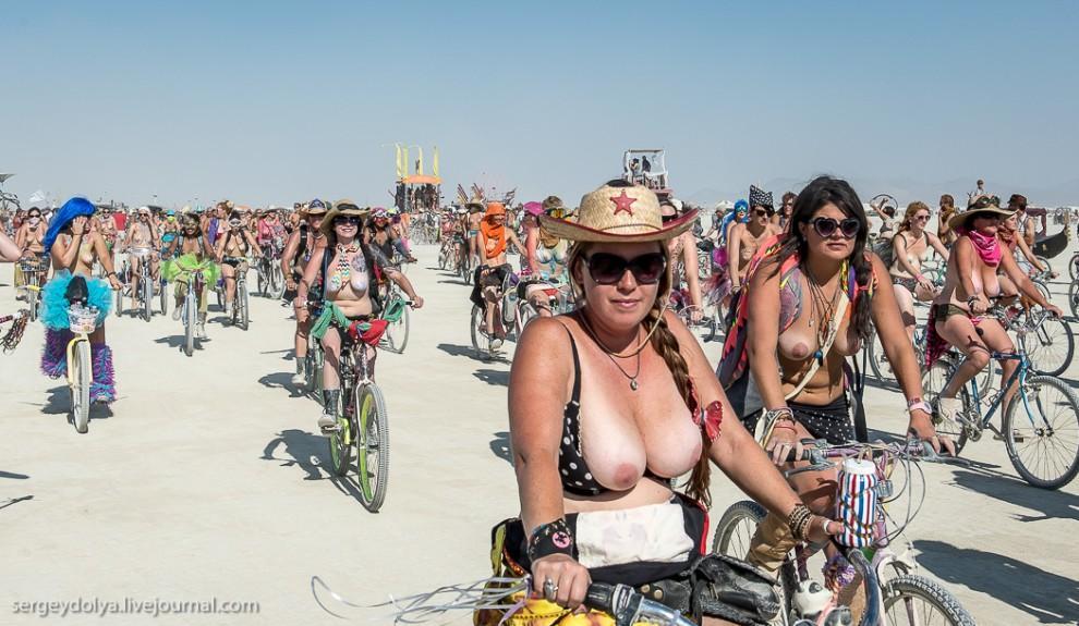 titsonburningman30 Burning Man 2013. 10 000 голых сисек в пустыне