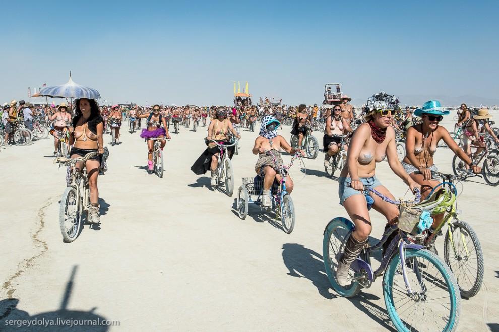 titsonburningman32 Burning Man 2013. 10 000 голых сисек в пустыне