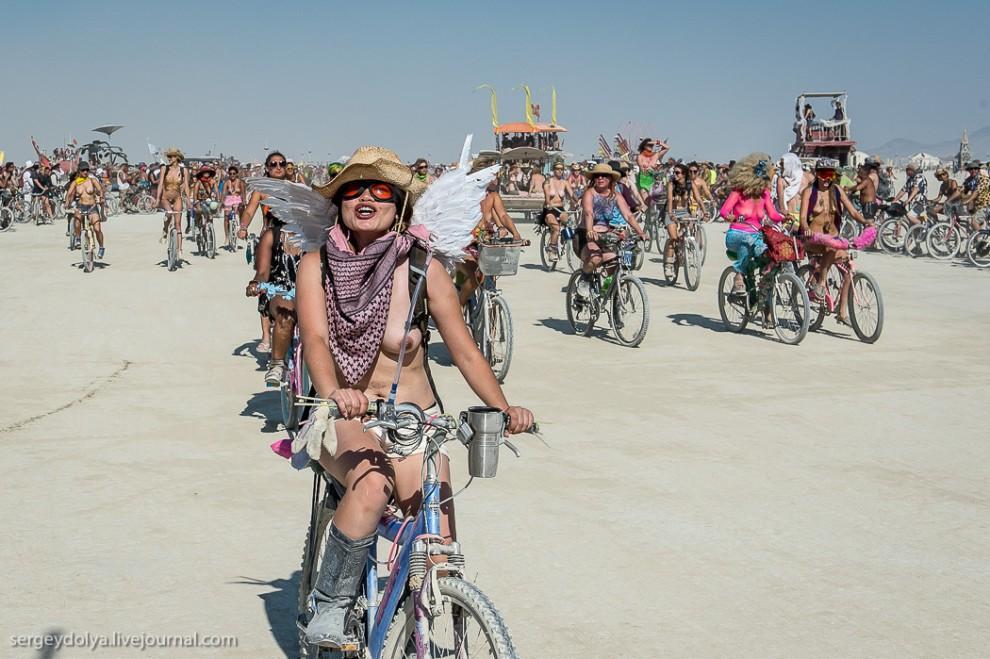 titsonburningman35 Burning Man 2013. 10 000 голых сисек в пустыне
