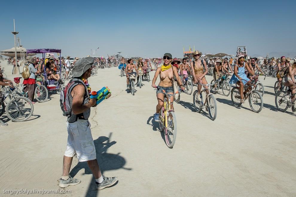 titsonburningman36 Burning Man 2013. 10 000 голых сисек в пустыне