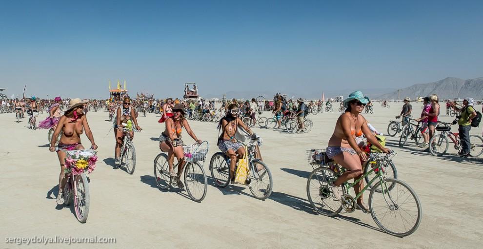titsonburningman38 Burning Man 2013. 10 000 голых сисек в пустыне