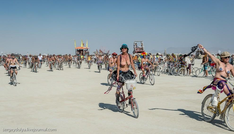 titsonburningman39 Burning Man 2013. 10 000 голых сисек в пустыне