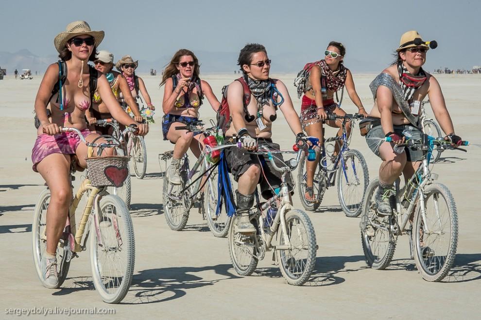 titsonburningman44 Burning Man 2013. 10 000 голых сисек в пустыне