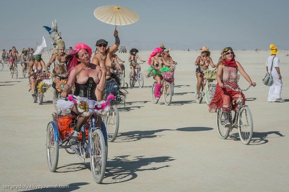 titsonburningman47 Burning Man 2013. 10 000 голых сисек в пустыне