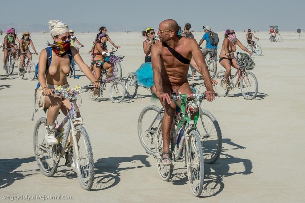 titsonburningman48 Burning Man 2013. 10 000 голых сисек в пустыне