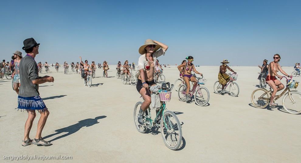 titsonburningman49 Burning Man 2013. 10 000 голых сисек в пустыне