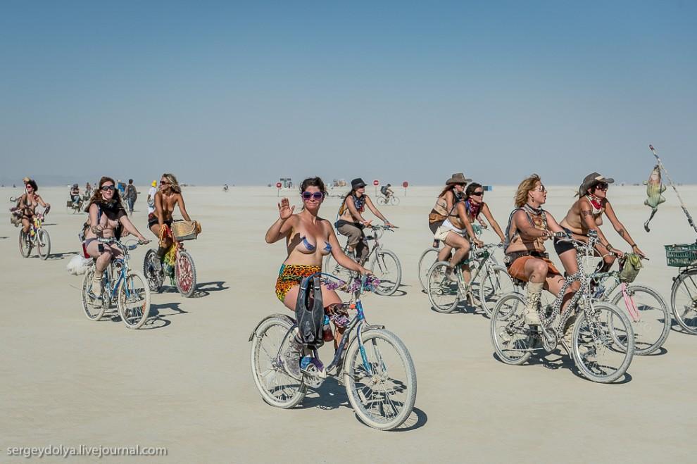 titsonburningman50 Burning Man 2013. 10 000 голых сисек в пустыне