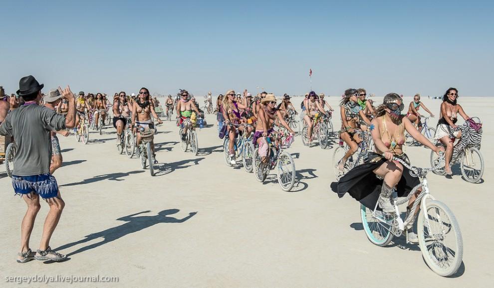 titsonburningman51 Burning Man 2013. 10 000 голых сисек в пустыне
