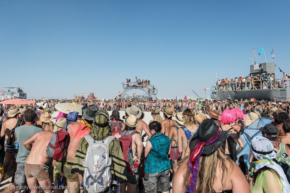 titsonburningman52 Burning Man 2013. 10 000 голых сисек в пустыне