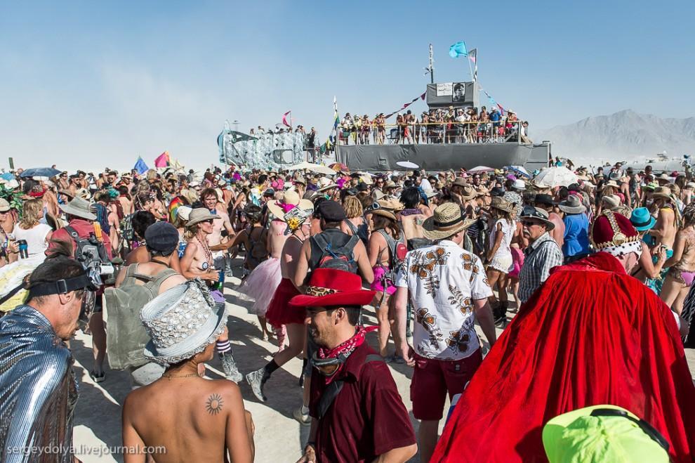 titsonburningman60 Burning Man 2013. 10 000 голых сисек в пустыне