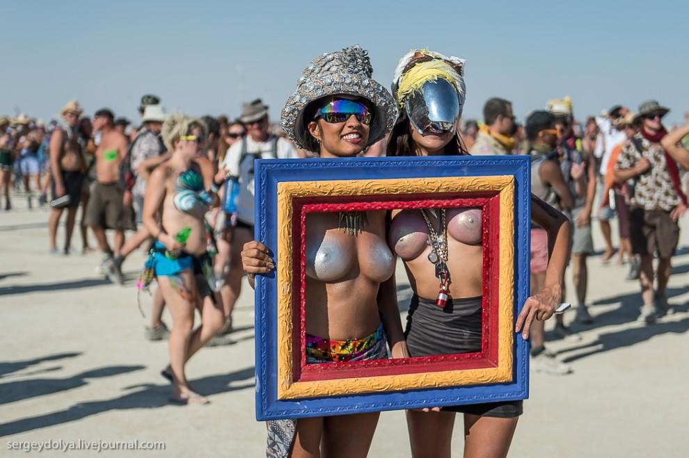 titsonburningman61 Burning Man 2013. 10 000 голых сисек в пустыне
