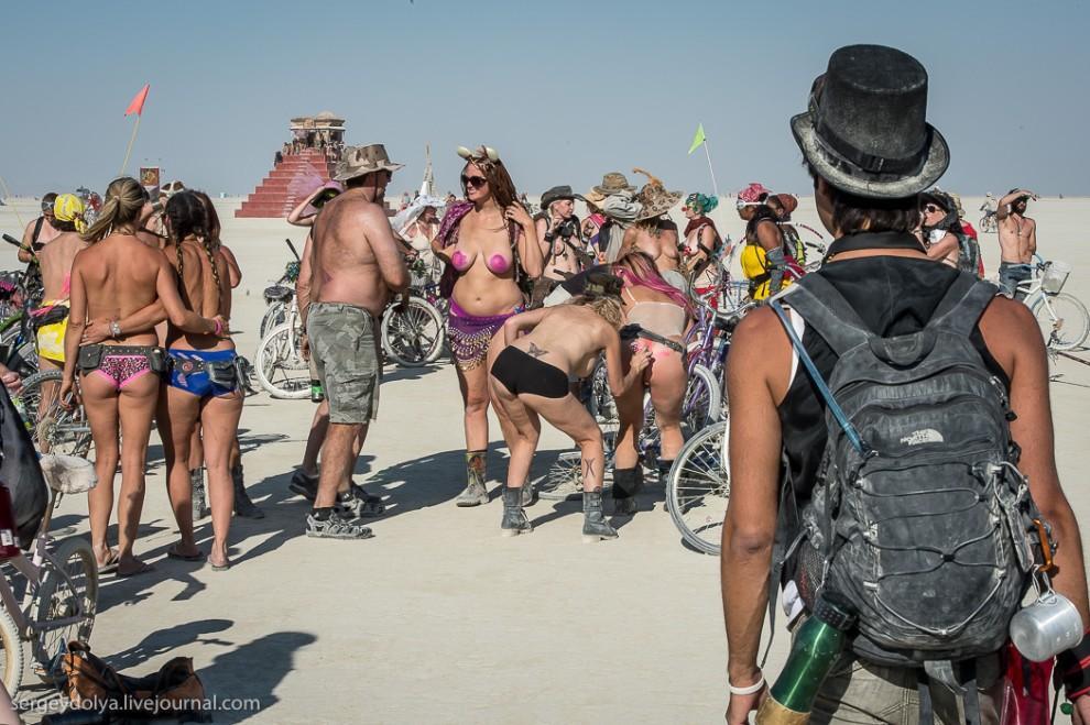 titsonburningman64 Burning Man 2013. 10 000 голых сисек в пустыне