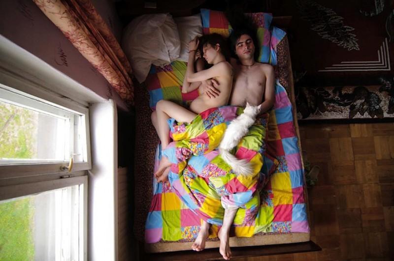 waiting12 800x531 Спящие пары в проекте «Ожидание» Яны Романовой