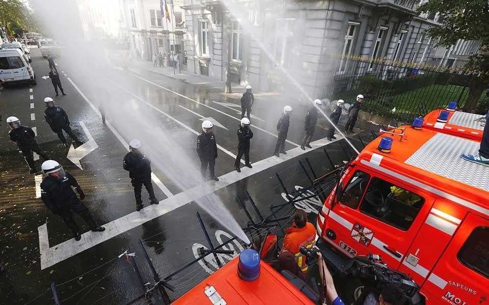 0 b58e9 f1923301 orig Полиция Брюсселя ощутила весь гнев пожарных города