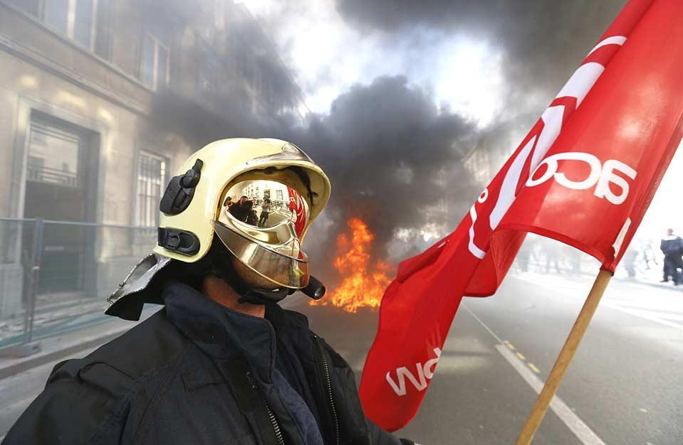 0 b58ee e2aa9a2a orig Полиция Брюсселя ощутила весь гнев пожарных города