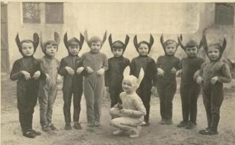 wierdhalloween15 Самые старые и странные костюмы на Хэллоуин