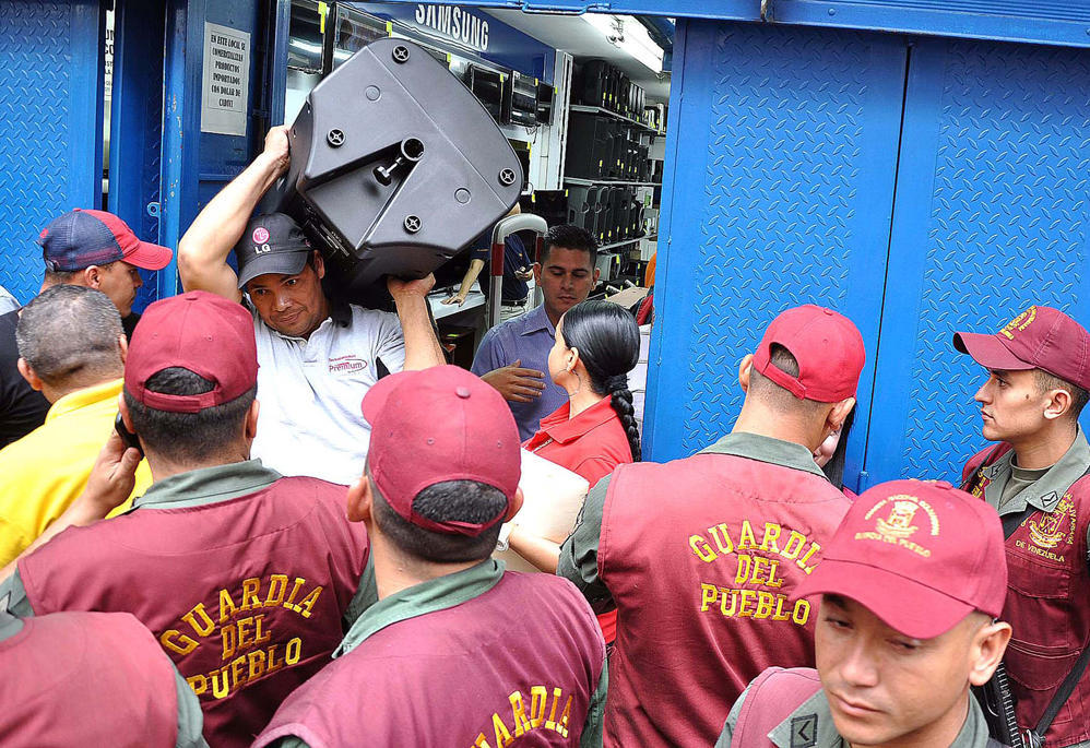 06pelectronica998 Социалистическая «оккупация» в Венесуэле: Армия захватила магазины и раздает товары почти бесплатно