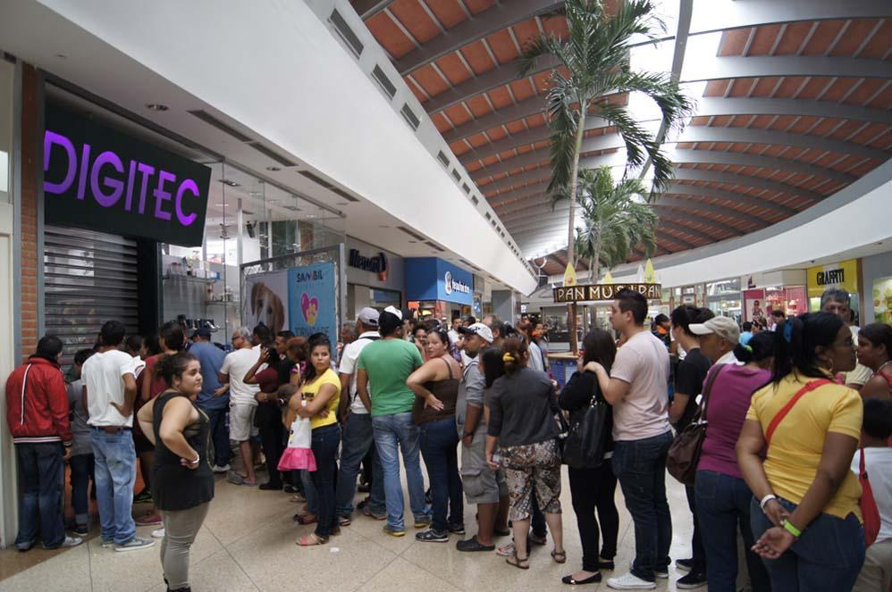 11113mgtacompras2 Социалистическая «оккупация» в Венесуэле: Армия захватила магазины и раздает товары почти бесплатно