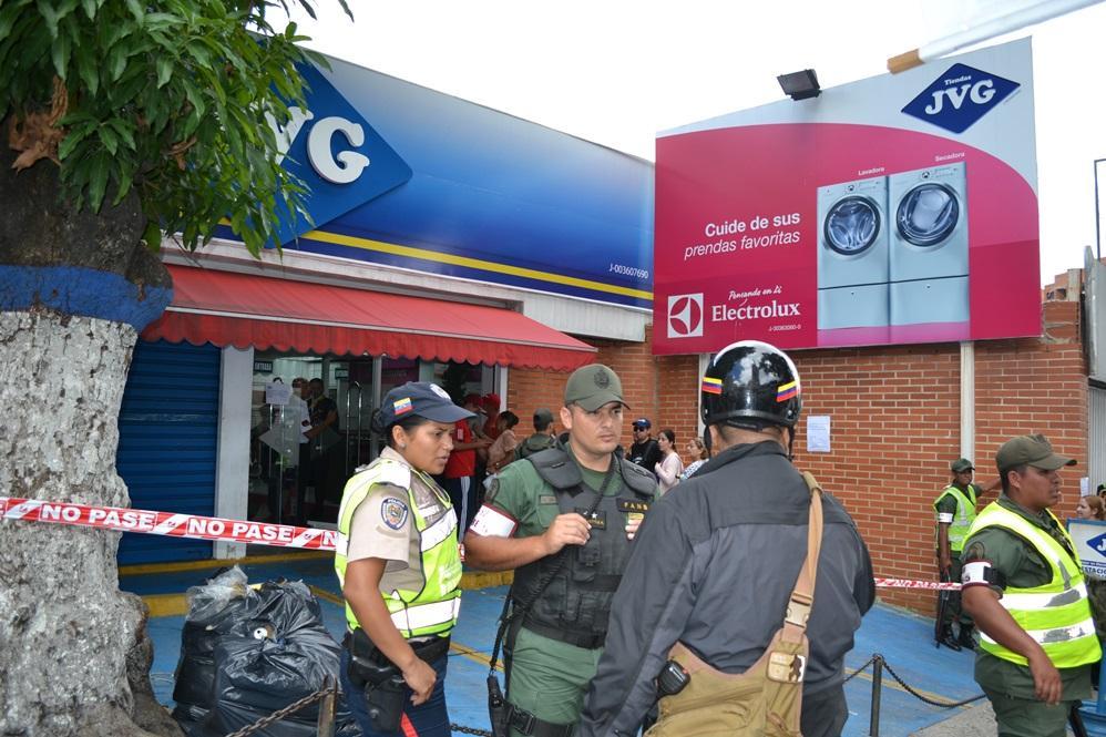 16ftoood Социалистическая «оккупация» в Венесуэле: Армия захватила магазины и раздает товары почти бесплатно