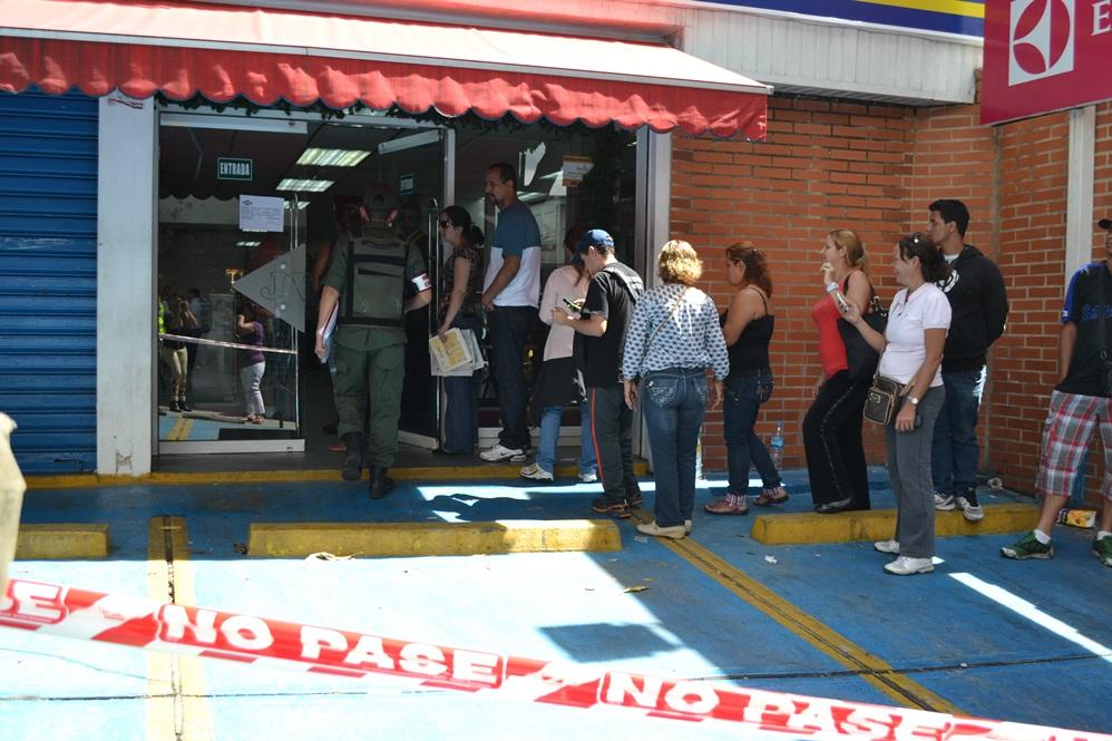 17ftoood Социалистическая «оккупация» в Венесуэле: Армия захватила магазины и раздает товары почти бесплатно