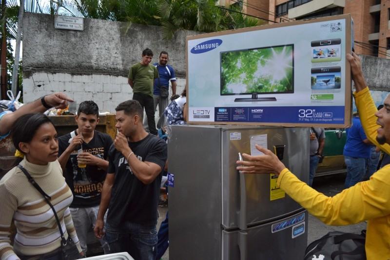 1ftoood 800x533 Социалистическая «оккупация» в Венесуэле: Армия захватила магазины и раздает товары почти бесплатно