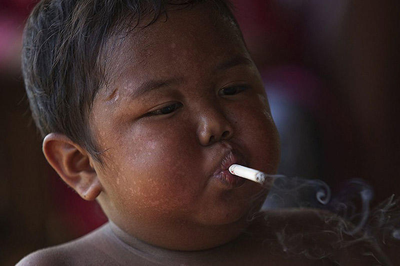 Toddler01 4 летний индонезиец бросил курить и начал обжираться