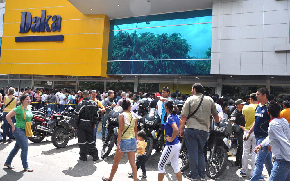 daka29n Социалистическая «оккупация» в Венесуэле: Армия захватила магазины и раздает товары почти бесплатно