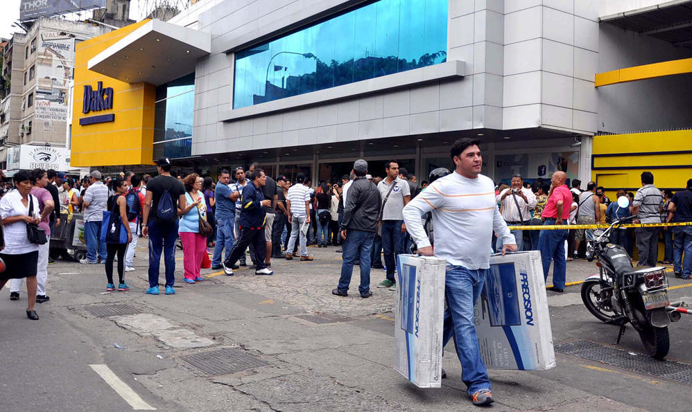 daka49n Социалистическая «оккупация» в Венесуэле: Армия захватила магазины и раздает товары почти бесплатно