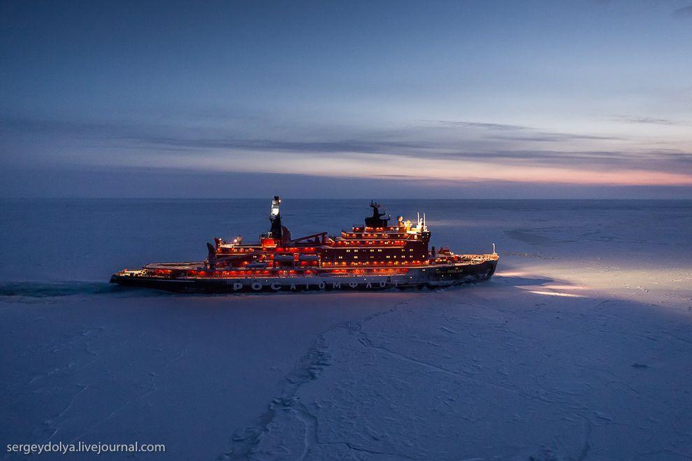 northpole02 Уникальные фотографии ледокола с воздуха на Полюсе в условиях полярной ночи