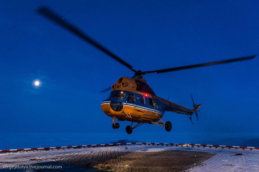 northpole11 Уникальные фотографии ледокола с воздуха на Полюсе в условиях полярной ночи