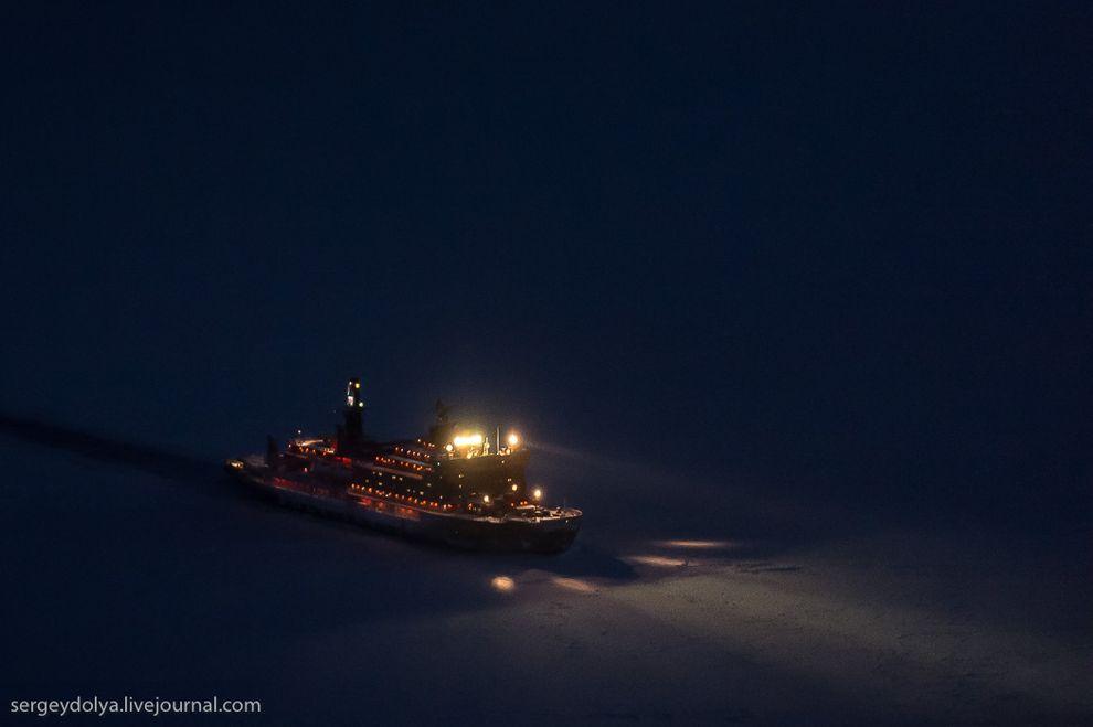 northpole16 Уникальные фотографии ледокола с воздуха на Полюсе в условиях полярной ночи