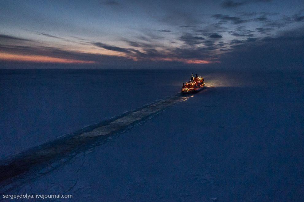 northpole19 Уникальные фотографии ледокола с воздуха на Полюсе в условиях полярной ночи